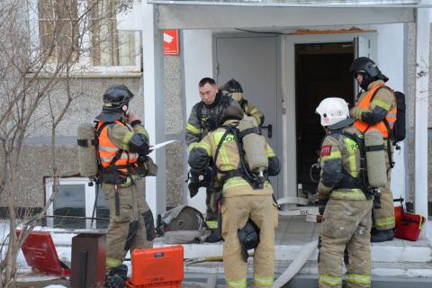 пожарные заходят внутрь больницы